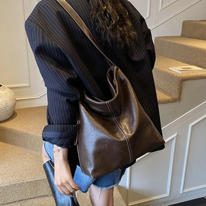 Gros plan d'un sac cabas marron vintage avec des coutures blanches contrastées élégantes