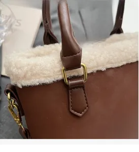 Détail du sac vintage en cuir marron avec bordure en fausse fourrure et boucles d'or