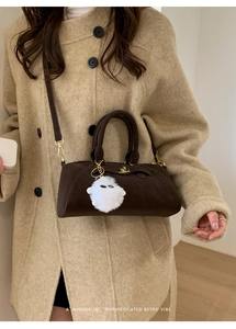 Sofisticata borsa Boston retrò marrone scuro con finiture dorate e ciondolo a forma di fantasma