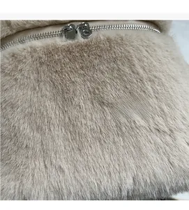 Detailansicht der beigefarbenen Kunstfell-Textur und Silber-Reißverschlüsse am Rucksack