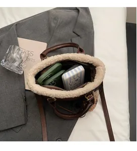 Vue de dessus du sac en cuir marron avec bordure en peluche montrant la capacité