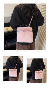 Detailansicht der rosa Pelzstruktur und silbernen Hardware eines weichen Rucksacks