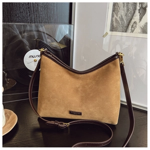 Dettaglio borsa tote vintage in pelle scamosciata marrone con finiture in pelle