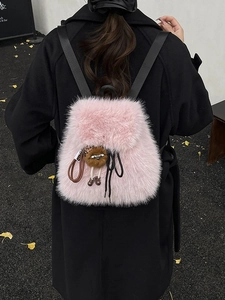Rosa Plüsch Rucksack aus Kunstpelz für Damen mit süßem Monsteranhänger-Detail