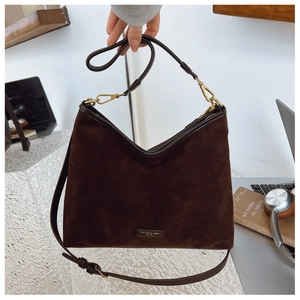 Dettaglio della borsa tote in pelle scamosciata caffè scuro con finiture in bronzo