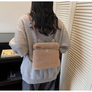 Detailansicht der weichen Kunstfelltextur und des Ledergriffs an dieser Herbst-Plüschtasche