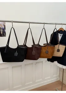 Détails des grands sacs cabas en daim synthétique noir, café, caramel et beige