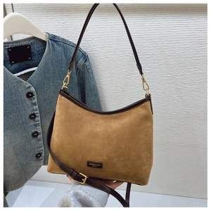 Dettaglio della borsa tote in pelle scamosciata marrone con finiture in pelle e oro