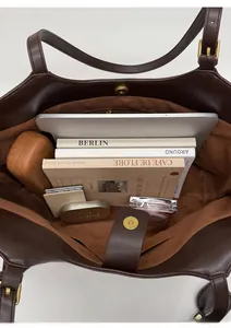 Détail de l'intérieur du grand sac fourre-tout en daim marron avec poche zippée et doublure