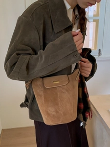 Borsa a secchiello in finto camoscio marrone con fibbia dorata e dettagli di coulisse