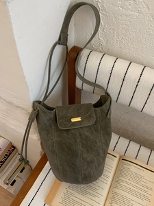 Borsa a secchiello retrò in camoscio grigio-verde con coulisse e dettagli dorati
