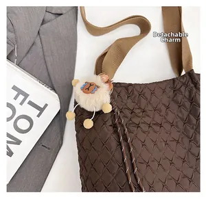 Dettaglio borsa shopper trapuntata marrone scuro con ciondolo a pecora in peluche rimovibile