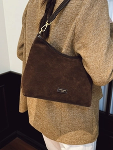 Elegante borsa hobo in pelle scamosciata caffè con tracolla in pelle e logo dorato