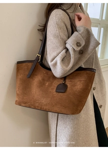 Sac cabas en daim marron avec garniture en cuir et détails du pendentif décoratif