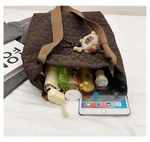 Borsa tote trapuntata con grande capacità per tablet e oggetti di uso quotidiano
