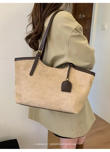 Détail du sac cabas rétro avec garniture en cuir marron et boucle dorée réglable