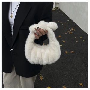 Elegante borsa a mano in pelliccia sintetica bianca con design a pieghe in autunno