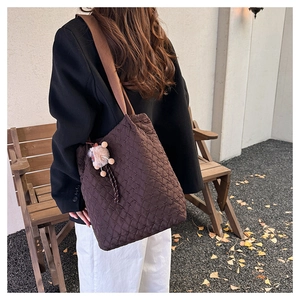 Borsa tote trapuntata marrone caffè con ampia tracolla e ciondolo di peluche carino