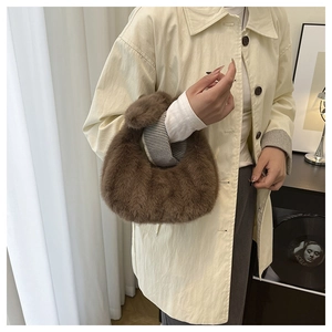 Dettaglio della morbida pelliccia sintetica marrone scuro su una borsa trendy da donna