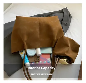 Intérieur du grand sac cabas en daim marron avec pochette assortie et tablette