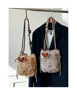 Detail der Plüsch-Beuteltasche mit Hirschpunkten, Schleife und dickem Kordelzug