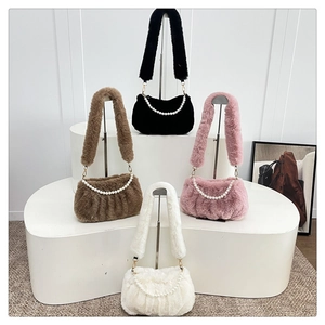 Collection de sacs carrés en fausse fourrure avec chaînes de perles en quatre couleurs