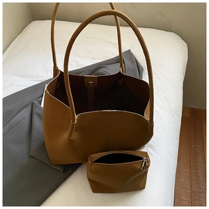 Vue détaillée du grand sac cabas caramel avec sa petite pochette zippée assortie