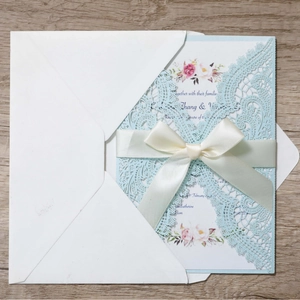 Set inviti matrimonio taglio laser con decoro filigrana celeste e fiocco in raso avorio
