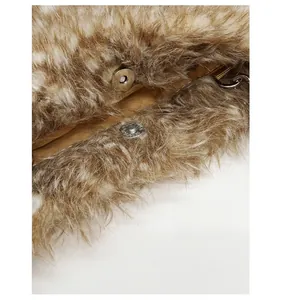 Detail der flauschigen Leopard-Pelzimitat-Tasche mit sicherem Metall-Magnetverschluss