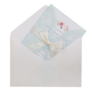 Elegante invito di nozze tagliato al laser azzurro con fiocco bianco e busta