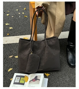 Grand sac cabas chic d'automne avec pochette assortie dans un décor de rue
