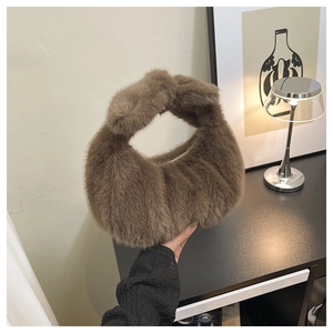 Dettaglio borsa a mano in ecopelliccia marrone con elegante manico a nodo per l'inverno