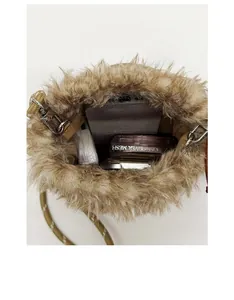 Draufsicht auf die Kunstpelz-Beuteltasche mit Platz für Handy und Make-up
