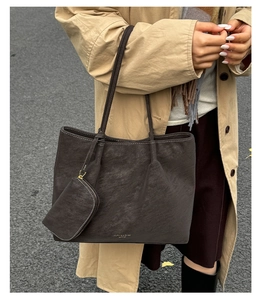 Grand sac fourre-tout marron foncé avec petite pochette zippée assortie en style urbain