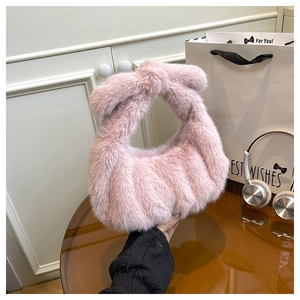Dettaglio della borsa in ecopelliccia rosa chiaro con texture morbida e manico singolo