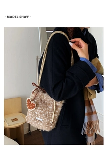 Detailansicht der flauschigen Kunstpelz-Beuteltasche mit Rehflecken und Herzanhänger am Model