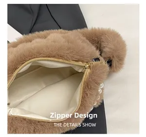 Vue détaillée du sac en fausse fourrure marron avec perles et fermeture éclair dorée