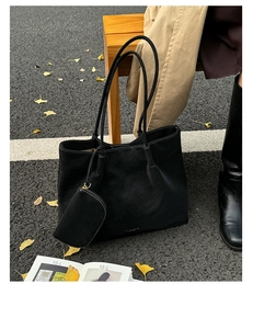 Détail du sac cabas en cuir noir avec feuilles de ginkgo et style urbain d'automne