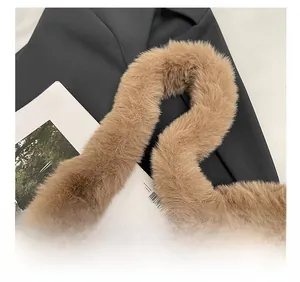 Gros plan sur la bandoulière en fausse fourrure marron douce sur un tailleur noir