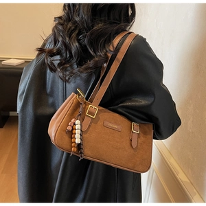 Borsa baguette in pelle scamosciata marrone con ciondolo di perline e fibbia dorata