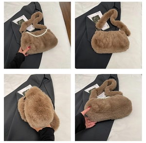Détails du sac à main en peluche marron avec chaîne en perles et bandoulière douce