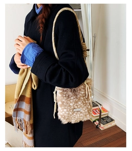 Detail der Plüschtasche mit Leopardenmuster und Kordelzug am winterlichen Outfit