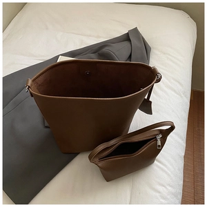 Ensemble sac seau rétro en cuir marron caramel avec petite pochette zippée assortie