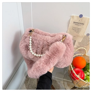 Petit sac carré rose en peluche avec chaîne en perles et bandoulière de style douillet
