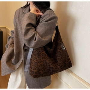 Detail of the leopard print tote bag with side zipper pocket and wide eyelet strap