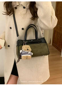 Dettaglio borsa Kelly in pelle scamosciata a contrasto con charm a forma di orso
