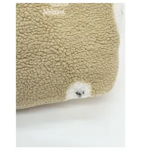 Dettaglio del tessuto sherpa con stampa leopardata e trama antigraffio resistente