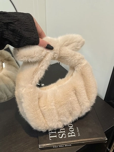 Elegante borsa a mano in peluche beige con manico a fiocco e texture a pieghe per autunno