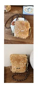 Detailansicht der flauschigen Beuteltasche mit Hirschprint-Kunstfell und gewebtem Schultergurt
