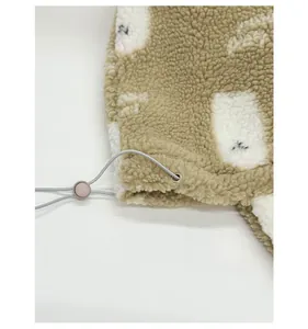 Dettaglio della borsa tote in peluche kaki con stampa cartoon e chiusura a coulisse